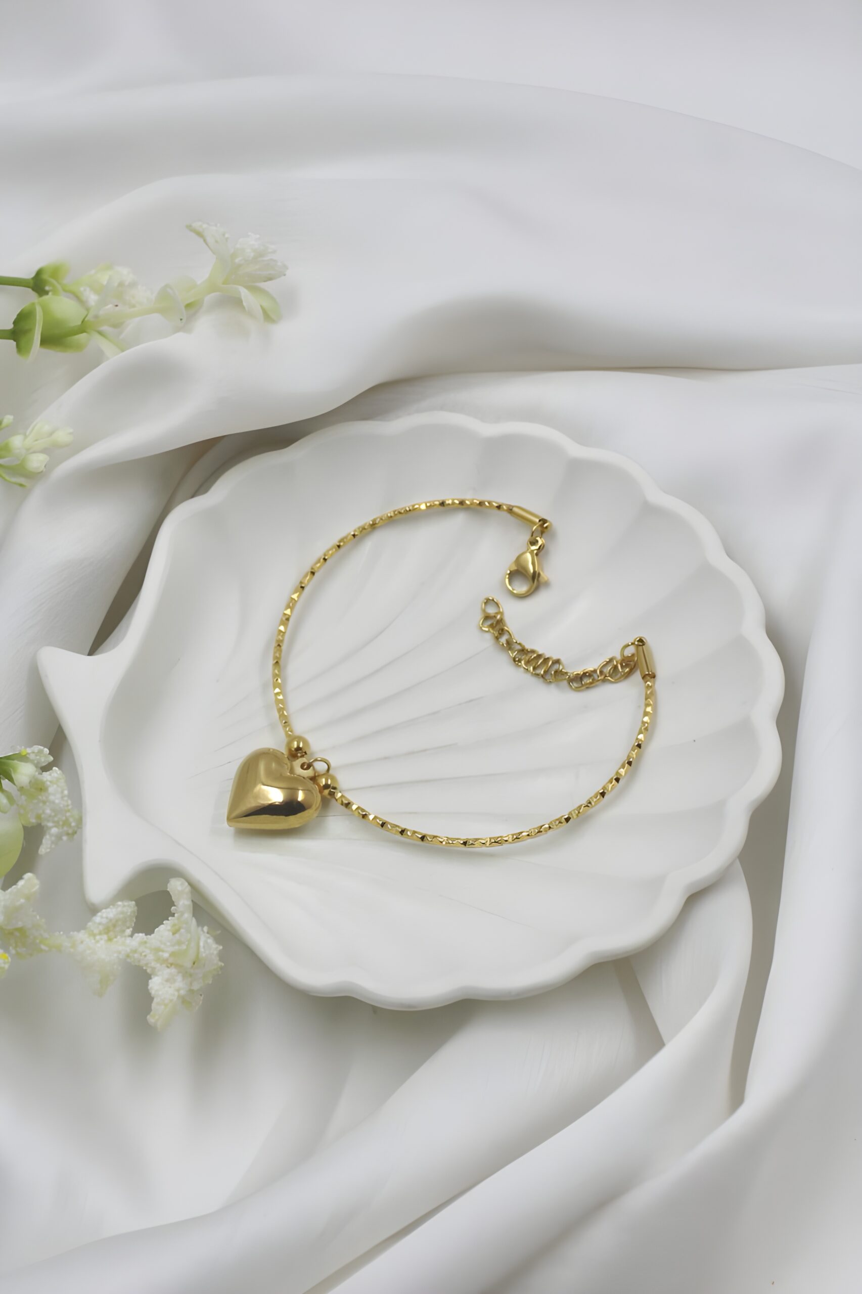 Elegant Gold-Plated Bracelet - Perfect for Modern Women & Special Occasions Elegant gold-plated bracelet with a modern design, perfect for women and special occasions
