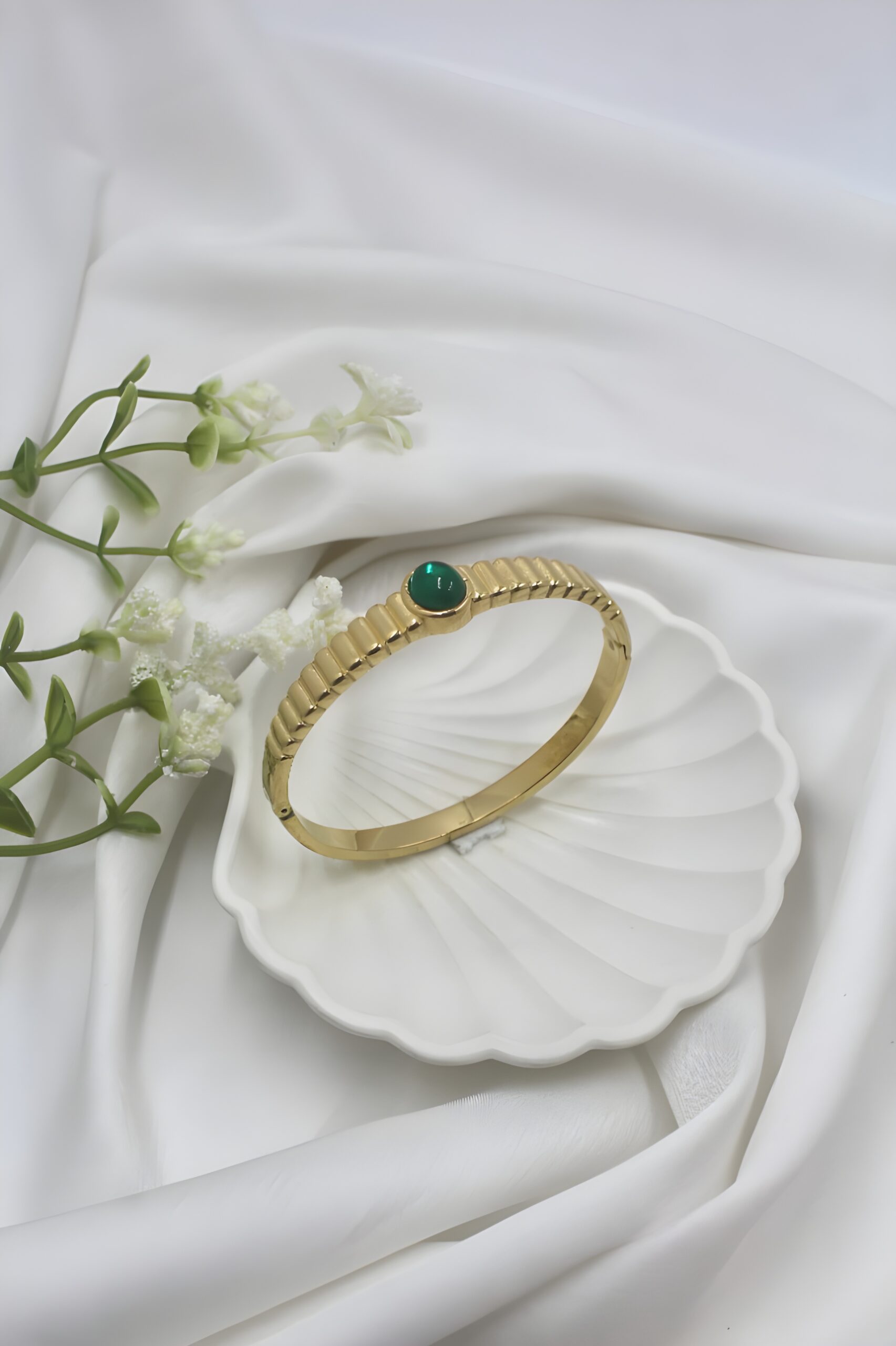 Elegant Gold-Plated Bracelet - Perfect for Modern Women & Special Occasions Elegant gold-plated bracelet with a modern design, perfect for women and special occasions