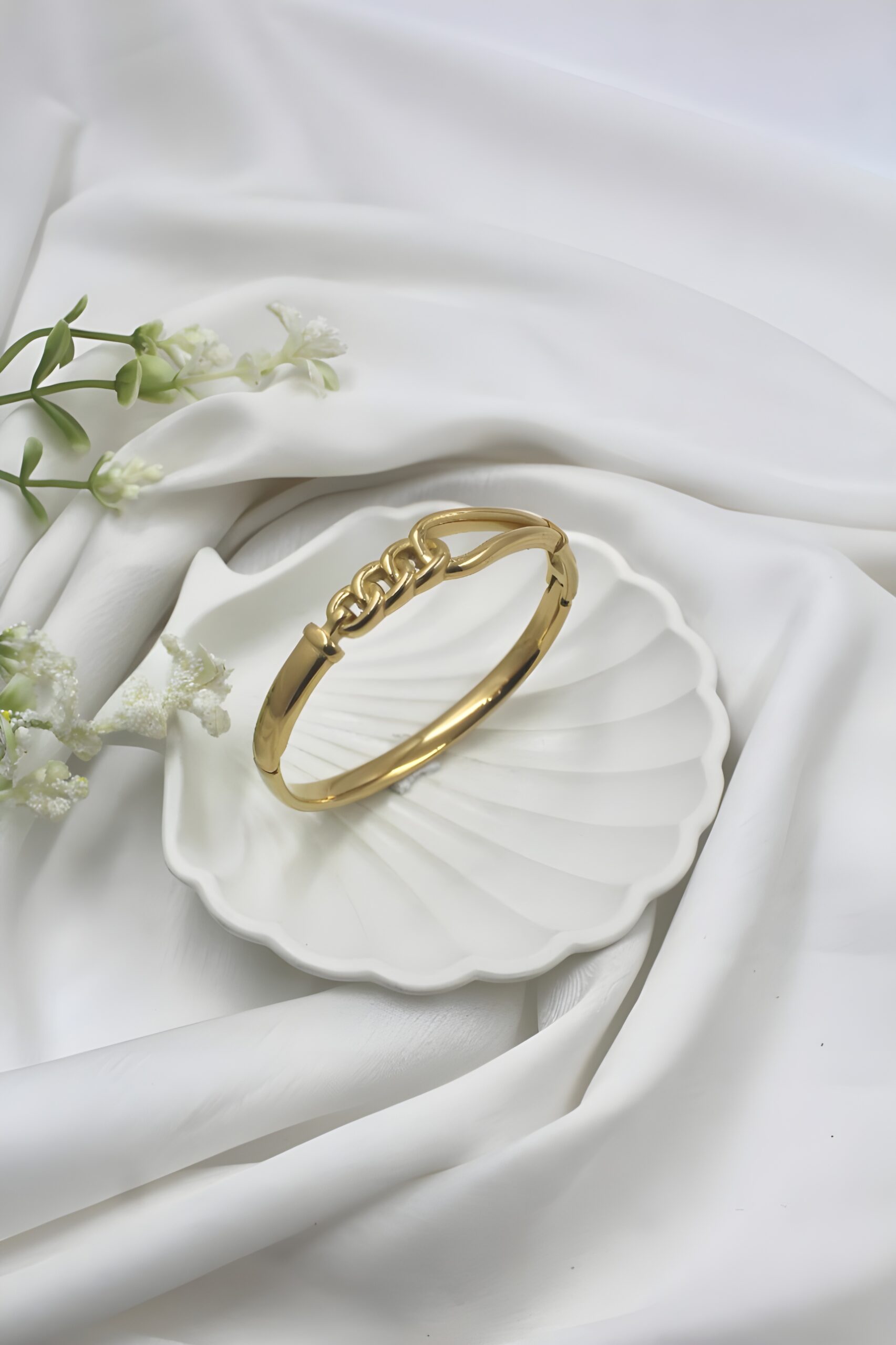 Elegant Gold-Plated Bracelet - Perfect for Modern Women & Special Occasions Elegant gold-plated bracelet with a modern design, perfect for women and special occasions