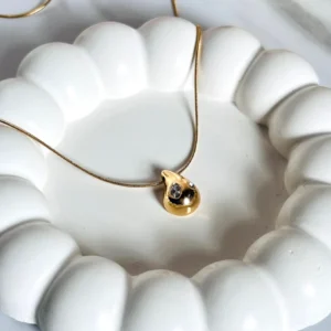 Elegant gold pendant with intricate design for women – perfect for weddings, parties, and gifting. Shop premium gold jewelry online.