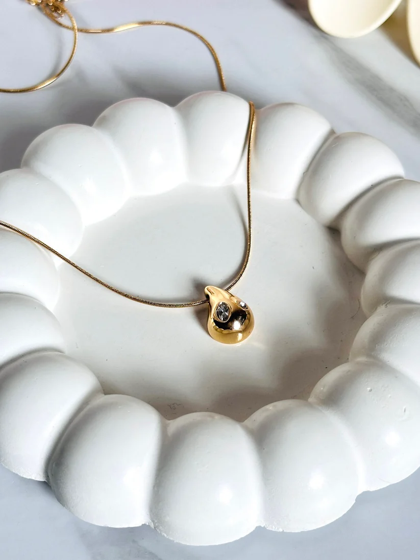 Luxury Gold Plated Chain Necklace Elegant gold pendant with intricate design for women – perfect for weddings, parties, and gifting. Shop premium gold jewelry online.