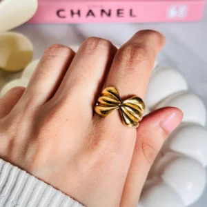 Elegant anti-tarnish gold ring with a long-lasting shine, perfect for everyday wear.
