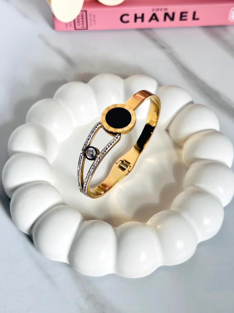 Jewellci Anti-Tarnish Gold-Plated Bracelet | Long-Lasting 18K Gold Jewelry Jewellci Anti-Tarnish Gold-Plated Bracelet – 18K gold-plated, durable, hypoallergenic, and long-lasting jewelry for everyday wear and gifting