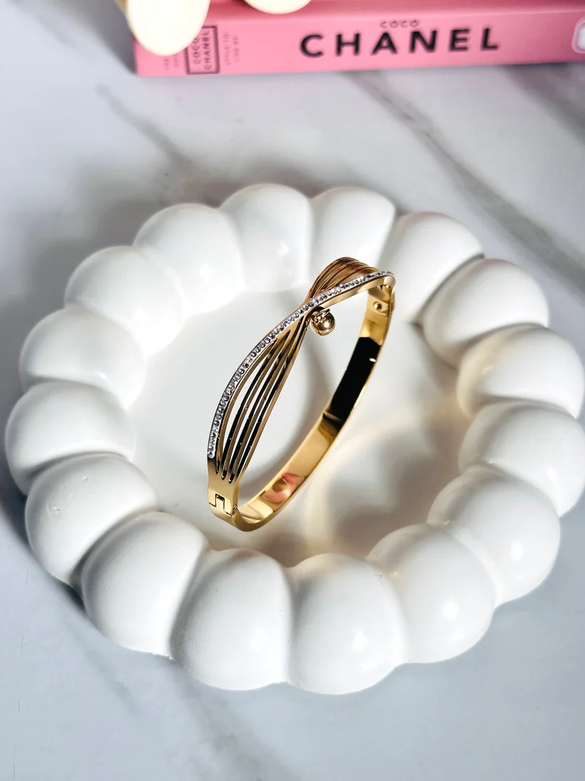 Jewellci Anti-Tarnish Gold-Plated Bracelet | Long-Lasting 18K Gold Jewelry Jewellci Anti-Tarnish Gold-Plated Bracelet – 18K gold-plated, durable, hypoallergenic, and long-lasting jewelry for everyday wear and gifting