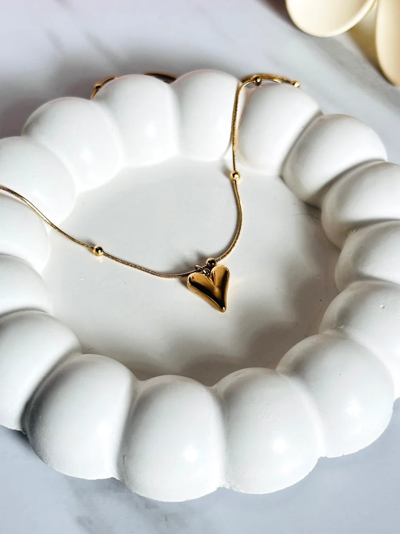 Luxury Gold Plated Chain Necklace Elegant gold pendant with intricate design for women – perfect for weddings, parties, and gifting. Shop premium gold jewelry online.