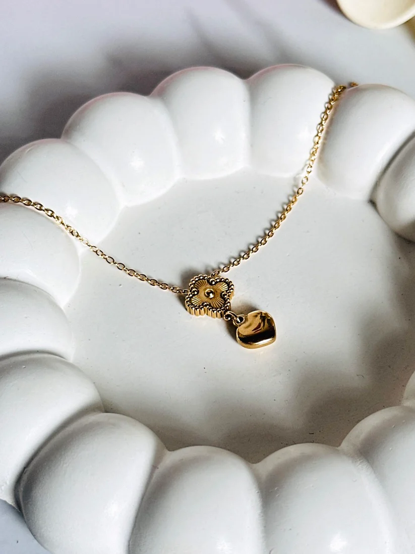 Luxury Gold Plated Chain Necklace Elegant gold pendant with intricate design for women – perfect for weddings, parties, and gifting. Shop premium gold jewelry online.