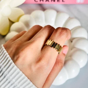 Elegant anti-tarnish gold ring with a long-lasting shine, perfect for everyday wear.