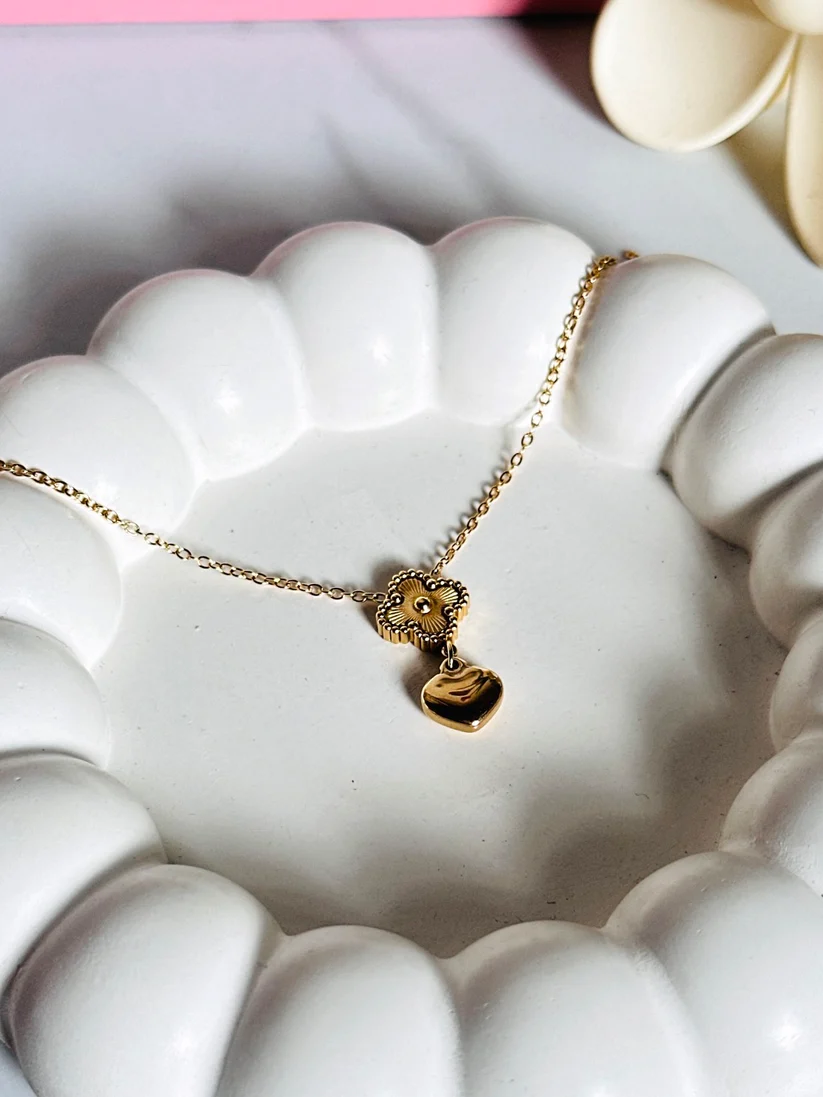 Luxury Gold Plated Chain Necklace Elegant gold pendant with intricate design for women – perfect for weddings, parties, and gifting. Shop premium gold jewelry online.