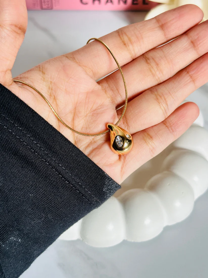 Luxury Gold Plated Chain Necklace Elegant gold pendant with intricate design for women – perfect for weddings, parties, and gifting. Shop premium gold jewelry online.